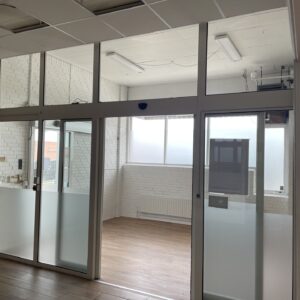 automatisk dobbelt skydedør i glas