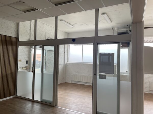 automatisk dobbelt skydedør i glas